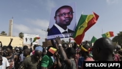 Le Sénégal a connu jeudi une nouvelle poussée de fièvre autour de l'opposant Ousmane Sonko, sorti de force de sa voiture et ramené chez lui en fourgon blindé