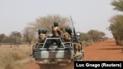 Des soldats du Burkina Faso patrouillent sur la route de Gorgadji dans la zone du Sahel, au Burkina Faso, le 3 mars 2019. (Photo d'archives, Reuters)