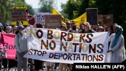 Para aktivis melakukan aksi unjuk rasa di London untuk menentang rencana pemerintah Inggris melakukan deportasi terhadap para migran (foto: dok). 