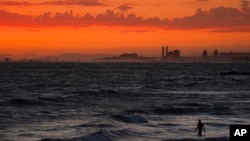 រូប​ឯកសារ៖ បុរស​ម្នាក់​មុជ​ទឹក​សមុទ្រ​នៅ​តាម​ឆ្នេរ​មួយ​កន្លែង​ក្នុង​ទីក្រុង Newport Beach រដ្ឋ California សហរដ្ឋ​អាមេរិក កាល​ពី​ថ្ងៃ​ទី​៣ ខែ​មិថុនា ឆ្នាំ​២០២២។