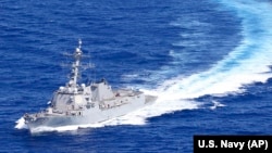 美国海军伯克级导弹驱逐舰“桑普森”号穿越台湾海峡。（2022年1月25日）