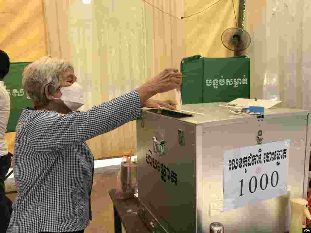 ពលរដ្ឋបោះឆ្នោត នៅសង្កាត់ចាក់អង្រែលេី ខណ្ឌមានជ័យ នៅក្នុងបោះឆ្នោតជ្រេីសរេីសក្រុមប្រឹក្សាឃុំសង្កាត់អាណត្តិទី៥​ នៅថ្ងៃទី៥​ ខែមិថុនា​ ឆ្នាំ២០២២។ (កាន់​ វិច្ឆិកា/វីអូអេ) 