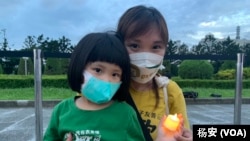 台湾民众陈宛毓带着女儿来参加台北的六四烛光晚会（美国之音特约记者杨安拍摄）。