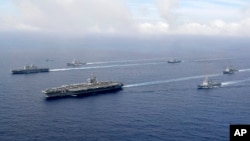 지난달 4일 미한 항모강습단 연합훈련에 참가한 미군 핵추진항공모함 로널드레이건함(왼쪽 아래)과 한국 해군 상륙강습함 마라도함(왼쪽)이 나란히 항해하고 있다.