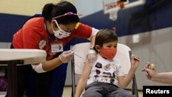 미국에서 신종 코로나바이러스 백신을 맞고 있는 어린이. (자료사진)