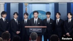BTS mengungkapkan keprihatinan mereka terkait sentimen kebencian anti-Asia yang melonjak di AS semenjak pandemi COVID-19, di Gedung Putih, 31 Mei 2022. 
