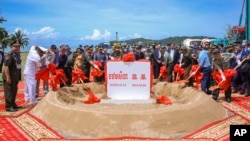 ឯកអគ្គរដ្ឋទូត​ចិន​ប្រចាំ​នៅ​កម្ពុជា លោក Wang Wentian និង​​លោក ទៀ បាញ់ អញ្ជើញ​ចូលរួម​ជា​គណៈអធិបតី​ក្នុងពិធីបញ្ចុះបឋមសិលា និងបើកការដា្ឋនសាងសង់រោងជាងជួសជុលនាវា និងផែសំចត ​នៅ​មូលដ្ឋាន​កងទ័ព​ជើងទឹក​រាម ក្នុង​ខេត្ត​ព្រះសីហនុ ថ្ងៃទី ៨ ខែមិថុនា ឆ្នាំ២០២២។ (Cambodia's Fresh News via AP)