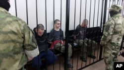 외국 출신 군인들이 9일 우크라이나 동부 친러시아 분리주의 지역인 '도네츠크인민공화국(DPR)' 법정에서 재판받고 있다. 가운데 왼쪽부터 영국 출신 에이든 애슬린, 모로코 출신 사둔 브라힘, 영국 출신 숀 피너 씨.