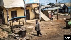 Les régions du Nord-Ouest et du Sud-Ouest, peuplées principalement par la minorité anglophone du Cameroun, sont le théâtre d'une guerre entre des groupes armés séparatistes et des forces de sécurités massivement déployées.