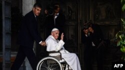 Papa Francis akiwa kwenye kiti cha magurudumu huko Vatican. 31 Mei, 2022.