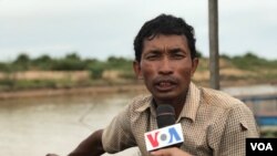 លោក​ គន់ ថា​ អាយុ​៣៧ឆ្នាំ ម្ចាស់​ទូកទេសចរណ៍​ក្នុងឃុំ​កំពង់​ភ្លុក​ និយាយ​ជាមួយ​សំឡេង​សហរដ្ឋ​អាមេរិក​ ថ្ងៃ​ទី​២ ខែមិថុនា​ ឆ្នាំ​២០២២។​ (ហ៊ុល រស្មី/វីអូអេ)