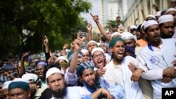 Umat ​​Muslim meneriakkan slogan-slogan yang mengecam pernyataan yang diduga Islamofobia yang dibuat oleh anggota Partai Bharatiya Janata yang berkuasa di India, saat protes di luar masjid di Dhaka, Bangladesh, 10 Juni 2022. (Foto: AP)