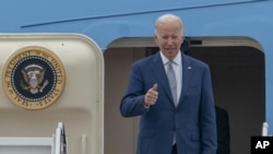 Predsednik Džo Bajden uoči odlaska u Filadelfiju (Foto: AP/Gemunu Amarasinghe)