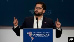 Prezidan Chili Gabriel Boric Font pale pandan sesyon plene Some Dez Amerik la, Vandredi 10 Jyen 2022, nan Los Angeles. 