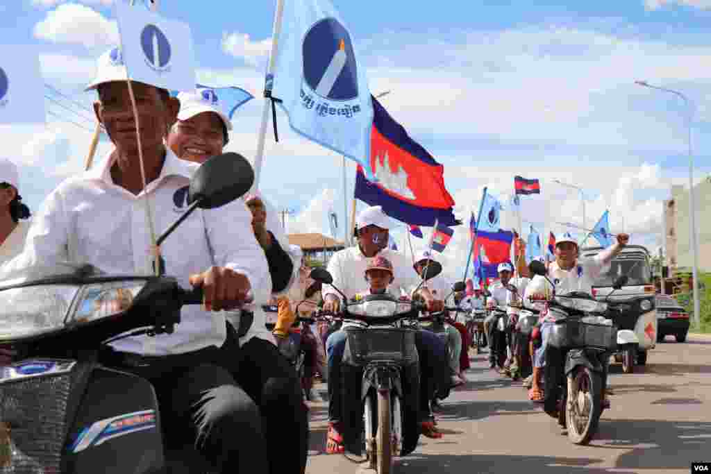 ទិដ្ឋភាព​ទូទៅ​ថ្ងៃចុង​ក្រោយ​នៃ​យុទ្ធនាការ​ឃោសនា​បោះឆ្នោត​ឃុំសង្កាត់អាណត្តិទី ៥ ​របស់​គណបក្ស​ភ្លើងទៀន​ ​នៅ​ក្នុង​ក្រុង​សៀមរាប ខេត្តសៀមរាប នៅ​ថ្ងៃ​ទី ០៣ ខែមិថុនា ឆ្នាំ ២០២២។ (លាស់ លីបលីប/វីអូអេ) 