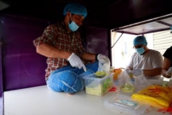 Relawan menyiapkan makanan buka puasa untuk dibagikan sebagai bagian dari inisiatif Wajbeh (makan) untuk membantu orang miskin selama bulan suci Ramadan di Sanaa, Yaman 22 April 2021. (REUTERS / Nusaibah Aluaalemi)