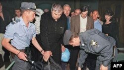 Des policiers de Moscou fouillent un groupe de Tchétchènes arrivant de Grozny à la gare de Kazansky, à Moscou, le 12 août 1999.