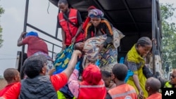 কঙ্গো থেকে আসা লোকজন গাইসেনিতে একটি ট্রাক থেকে নামছে, ২৮ জানুয়ারি, ২০২৫।