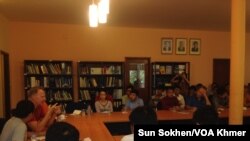  ការជជែក​ពិភាក្សា​នៅ​ក្នុង​កាហ្វេ​នយោបាយ នៅ​ក្នុង​ការិយា​ល័យ​ Konrad Adenauer Stiftung នៅ​ក្នុង​ប្រទេស​កម្ពុជា។​ (ស៊ុន សុខេន/VOA)
