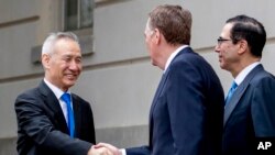 រដ្ឋ​មន្ត្រី​ក្រសួង​រតនាគារ​អាមេរិក Steve Mnuchin (ស្ដាំ) និង​តំណាង​ពាណិជ្ជកម្ម​របស់​អាមេរិក Robert Lighthizer ជួប​ជាមួយ​ឧប​នាយក​រដ្ឋ​មន្ត្រី​ចិន Liu He នៅ​ការិយាល័យ​តំណាង​ពាណិជ្ជកម្ម​អាមេរិក ក្នុង​រដ្ឋ​ធានី​វ៉ាស៊ីនតោន កាល​ពី​ថ្ងៃ​ទី​១៩ ឧសភា ២០១៩។