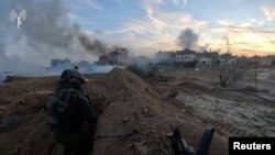 Tentara Israel menjalankan operasi di sebuah area di Khan Younis, Gaza, dalam potongan gambar dari sebuah video yang dirilis Pasukan Pertahanan Israel pada 1 Februari 2024. (Foto: IDF/Handout via Reuters)