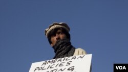 Seorang warga Waziristan Utara memrotes serangan udara Amerika dalam sebuah demonstrasi di Islamabad (foto: dok).