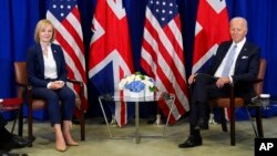 ARHIVA - Premijerka Velike Britanije Liz Tras i predsednik SAD Džo Bajden na bilateralnm stanku, tokom 77. zasedanja Generalne skupštine Ujedinjenih nacija, u sedištu UN, u Njujorku, 21. septembra 2022.