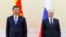 Presiden China Xi Jinping (kiri) dan Presiden Rusia Vladimir Putin berpose untuk foto di sela pertemuan mereka di Konferensi Kerja Sama Organisasi Shanghai (SCO) di Samarkand, Uzbekistan, pada 15 September 2022. (Foto: Alexandr Demyanchuk, Sputnik, Kremlin Pool Photo via AP