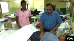 Dr. Mayoukh Kumar Chakraborty, lektor ginekologi dan kebidanan, memeriksa seorang perempuan di KPC Medical College & Hospital di Kolkata, India (foto: dok). 