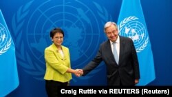 Menteri Luar Negeri Retno Lestari Priansari Marsudi bertemu dengan Sekjen PBB Antonio Guterres di markas besar PBB, Minggu, 18 September 2022. (Foto: Craig Ruttle via REUTERS)