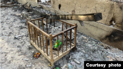 Qirg'izistonning Botken viloyatida Tojikiston bilan chegaradosh hududda o'tgan yili yuz bergan zo'ravonliklardan qolgan manzara 