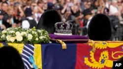 ព្រះសព​របស់​ព្រះមហាក្សត្រិយានី Elizabeth ទី ២ ត្រូវ​បាន​ដង្ហែ​ចេញ​ពី​ព្រះ​មរមរាជវាំង Buckingham ទៅ​កាន់​សាល Westminster របស់​សភា​នៅ​ក្នុង​ទីក្រុង​ឡុងដ៍ ថ្ងៃទី ១៤ ខែកញ្ញា ឆ្នាំ២០២២។