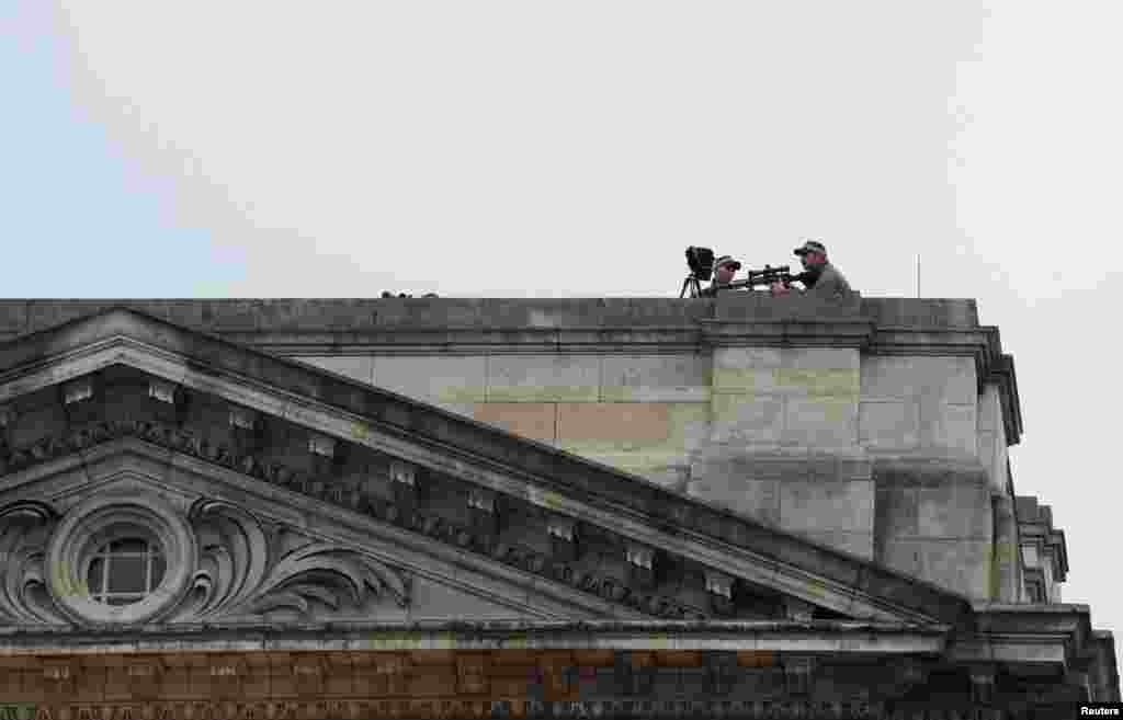 ក្រុម​សន្តិសុខ​យាមល្បាត​ក្នុង​បរិវេណ​ព្រះបរមរាជវាំង​ Buckingham ក្នុង​ក្រុង​ឡុងដ៍។