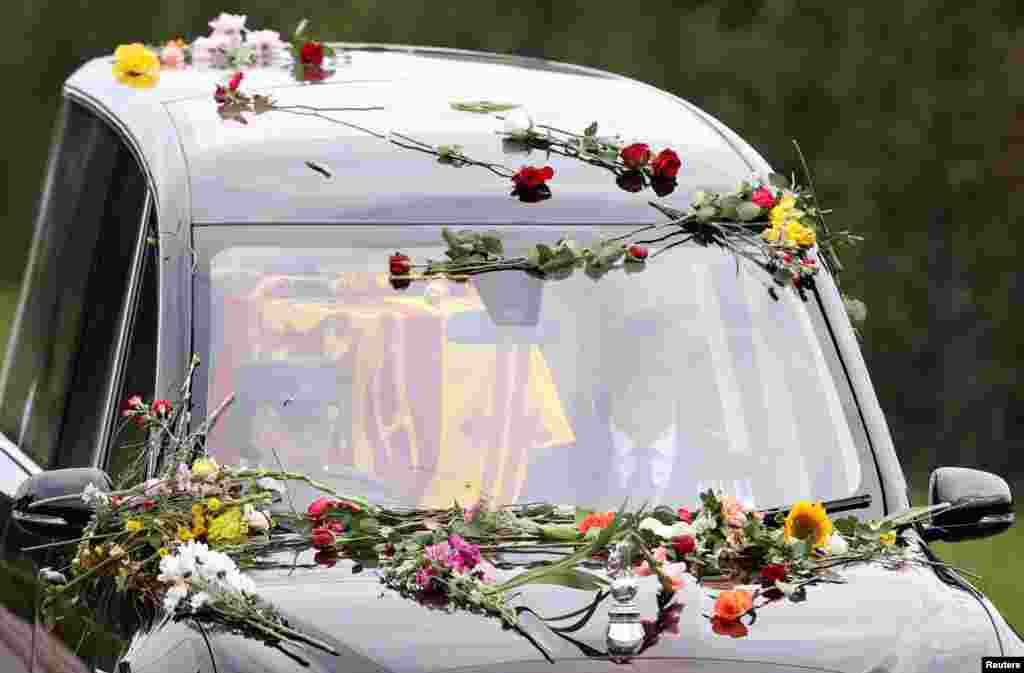 The hears transporting the coffin of Queen Elizabeth drives along Albert Road in Windsor, Sept. 19, 2022.