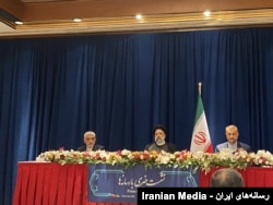 از راست به چپ: حسین امیرعبداللهیان وزیر امور خارجه ایران؛ ابراهیم رئیسی رئیس جمهوری ایران؛ و محسن نذیری اصل نماینده ایران در سازمان ملل متحد. نیویورک، ٢٢ سپتامبر ٢٠٢٢