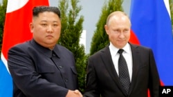 Arhiva - Predsednik Rusije Vladimir Putin i severnokorejski lider Kim Džong Un rukuju se tokom sasatnka u Vladivostoku, Rusija, 25. aprila 2019.