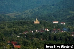 Luang Prabang terlihat dari Gunung Phousi, sebuah bukit tinggi di tengah kota tua Luang Prabang, Laos, 31 Juli 2016. (Foto: REUTERS/Jorge Silva)
