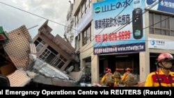 Petugas pemadam kebakaran bekerja di lokasi runtuhnya sebuah bangunan setelah gempa berkekuatan 6,8 SR, di Yuli, Kabupaten Hualien, Taiwan, 18 September 2022. (Foto: via REUTERS)