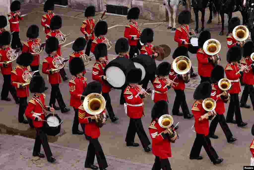 Procession where the coffin of Britain&#39;s Queen Elizabeth is transported from Buckingham Palace to Westminster Hall in London, Sept. 14, 2022.