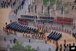 Anggota angkatan bersenjata berbaris selama prosesi pemakaman Ratu Elizabeth II di London, 19 September 2022.