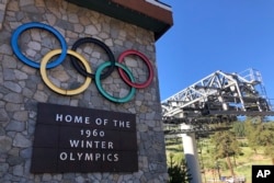 Sebuah tanda yang menandai Olimpiade Musim Dingin 1960 terlihat di Olympic Valley, California. (Foto: AP)