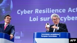 Wakil presiden Komisi Eropa Margaritis Schinas (kiri) dan Komisaris Uni Eropa untuk pasar internal Thierry Breton memberikan keterangan tentang tindakan ketahanan Cyber ​​di markas Uni Eropa di Brussels, dalam konferensi pers, 15 September 2022. (Kenzo TRIBOUILLARD / AFP)