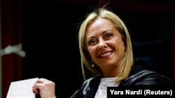 Đorđa Meloni na glasačkom mestu u Rimu