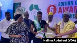 Gwarzuwar yar jarida da ta lashe lambar yabon OFAB da manyan mahalar taron karramawa yan jarida.