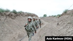 资料照片：卡拉巴赫地区的阿塞拜疆部队。
