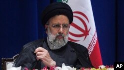 Presiden Iran Ebrahim Raisi berbicara dalam konferensi pers dalam kunjungannya ke Sidang Majelis Umum PBB di New York, pada 22 September 2022. (Foto: AP/Bebeto Matthews)