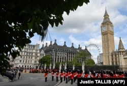 Peti mati Ratu Elizabeth II, dihiasi dengan mahkota kerajaan tiba di Istana Westminster dari Istana Buckingham, di London pada 14 September , 2022. (Foto: AFP/Justin TALLIS)