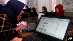 Sejumlah remaja perempuan Afghanistan mempraktekan sistem coding dalam sebuah kegiatan pelatihan di sebuah pusat pelatihan di provinsi Herat, Afghanistan, pada 21 Januari 2018. (Foto: AP/Ahmad Seir)