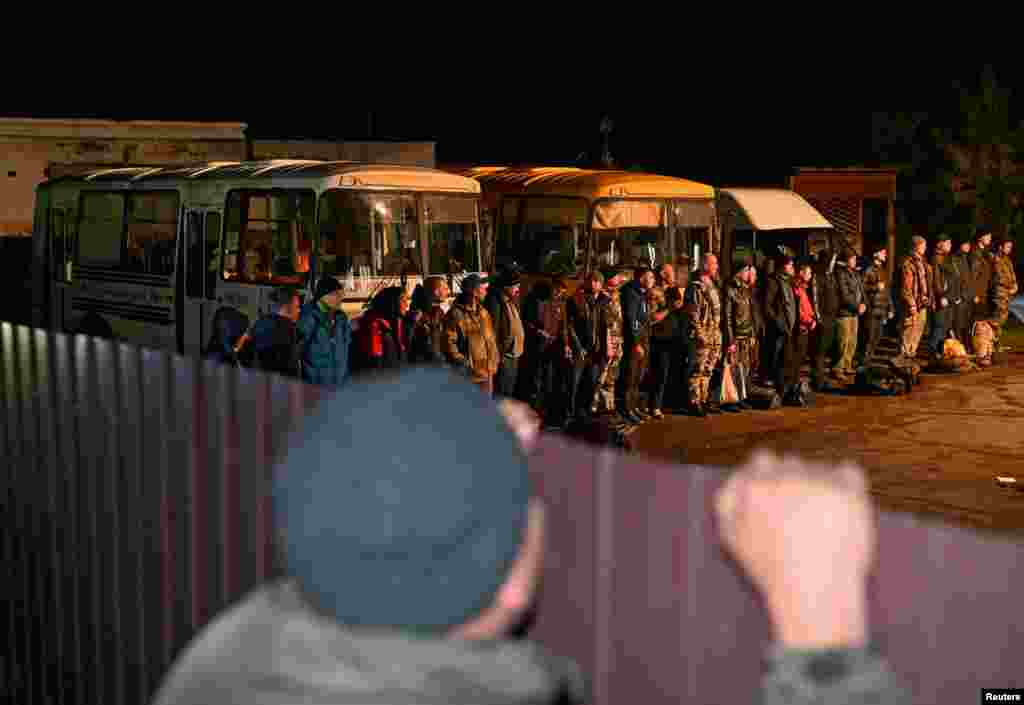 រូបថត​បង្ហាញ​ទាហាន​បម្រុង​ដែល​ត្រូវ​បាន​ជ្រើសរើស ​អំឡុងពេល​យុទ្ធនាការ​កេណ្ឌទ័ព​ខ្នាត​តូច​មួយ​របស់​រដ្ឋាភិបាល​រុស្ស៊ី នៅ​ខាង​ក្រៅ​ការិយាល័យ​ជ្រើស​យក​ទាហាន​ក្នុង​ក្រុង​ Tara ក្នុង​តំបន់​ Omsk ប្រទេស​រុស្ស៊ី។