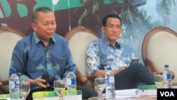 Diskusi tentang pasal 156a di gedung Dewan Perwakilan Rakyat, Selasa (16/5). Arsul Sani (kiri), Anggota Komisi III DPR RI dan Ahli Tata Negara Refly Harun. (Foto: Fathiyah/VOA)